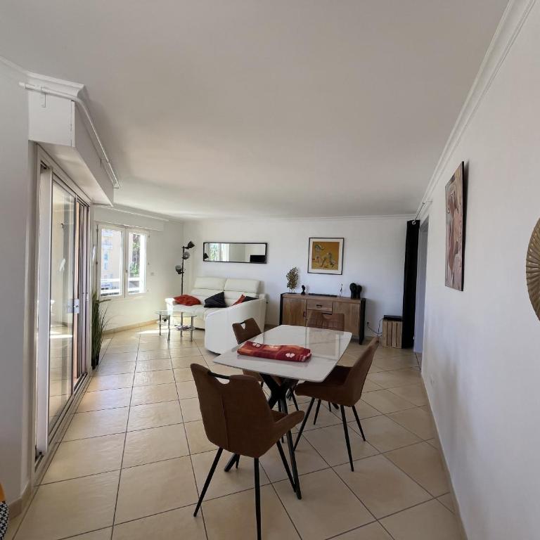Port attache T2, 50 m2, magnifique vue port - Appartement 1 Chambre avec Balcon et Vue sur Mer - 26