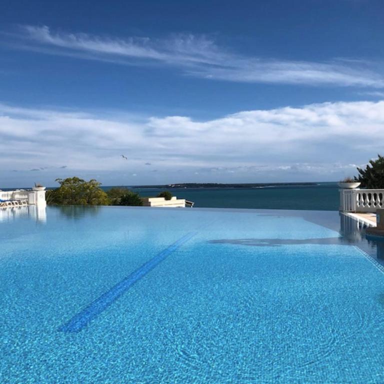 Sea views and beautiful pool - Apartment - 18