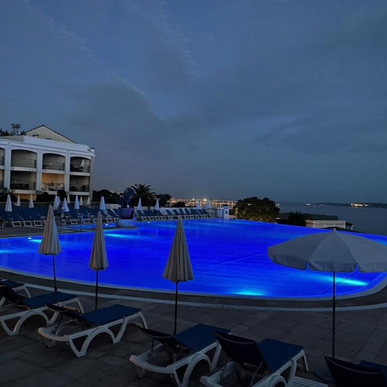 Sea views and beautiful pool - Apartment - 21