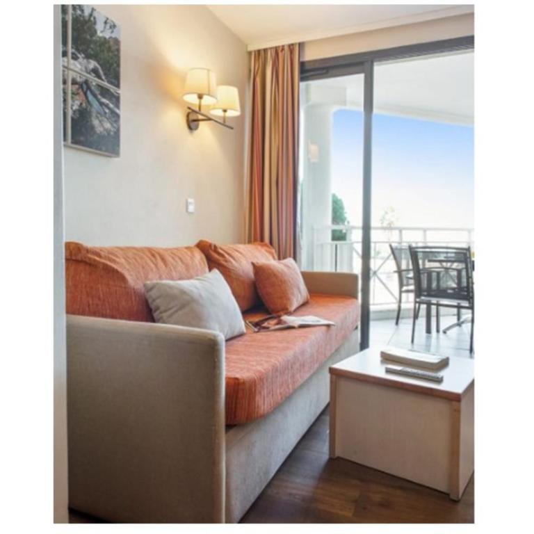 Sea views and beautiful pool - Apartment - 27