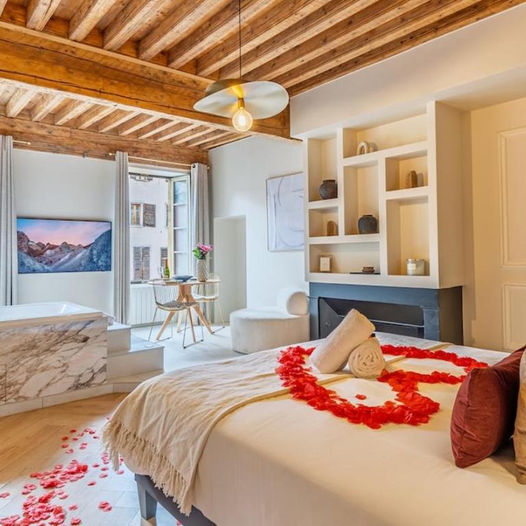 Pure Haven - Luxury Suite - Old Chambéry - One-Bedroom Apartment - 5