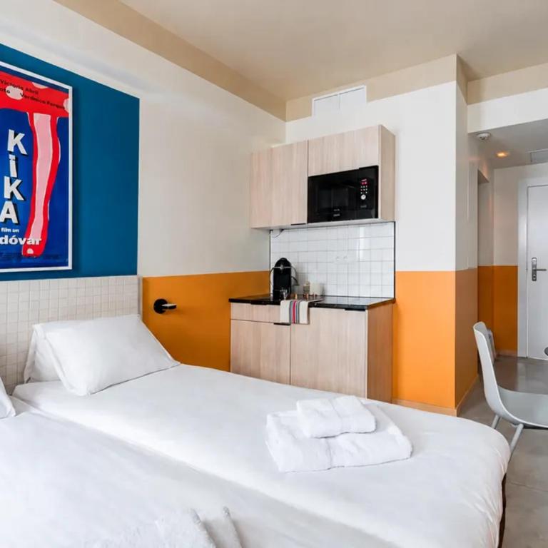 Password to Madrid Chueca - Camera Queen - 4