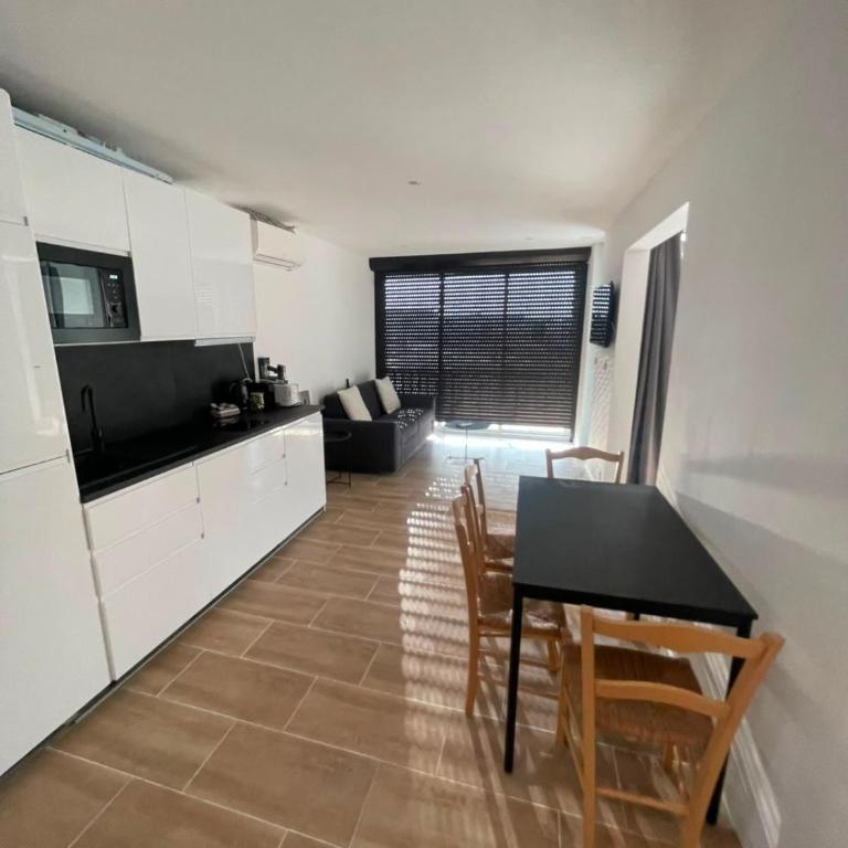 LePetitCoquin, Charmant T2 à Héliopolis, Village Naturiste, Terrasse & Parking - Appartement 1 Chambre - 3