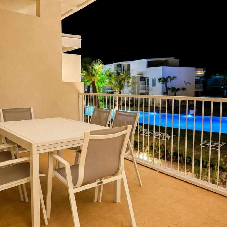 Residence Wave Island - Carraro Immobiliare - Family Apartments - Two-Bedroom Apartment with Pool View - 22