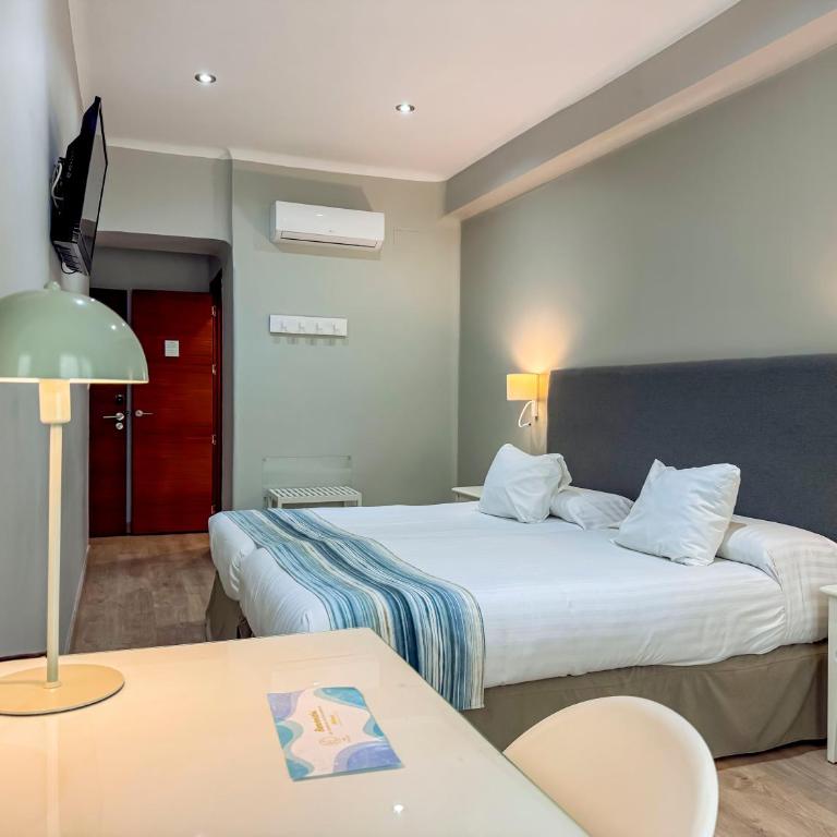 Hotel Costasol - Habitación Doble Estándar con vistas a la ciudad - 2 camas - 6
