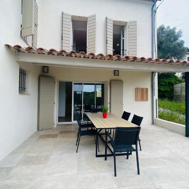 Petite maison dans la colline à 2kms de la mer - Maison 2 Chambres - 12