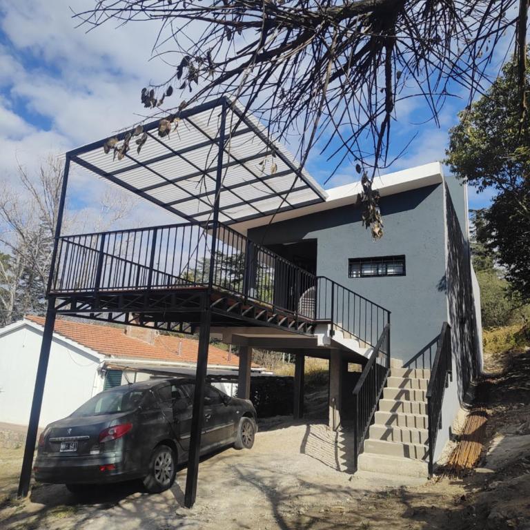 Casa en las sierras de Córdoba con Deck , Parrilla y estacionamiento - Casa de 2 dormitorios - 2