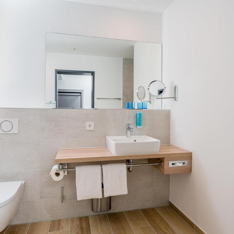 Best Western Hotel Arabellapark Muenchen - Junior Suite mit ebenerdiger Dusche und Schlafsofa - 2