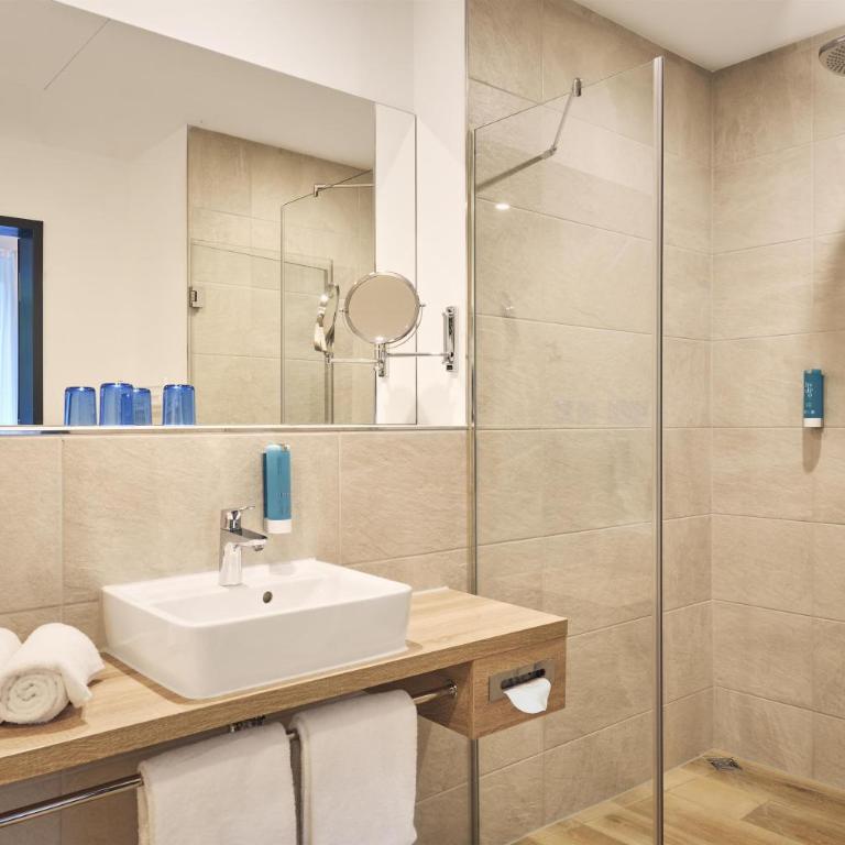 Best Western Hotel Arabellapark Muenchen - Executive Junior Suite mit ebenerdiger Dusche und Balkon - 3