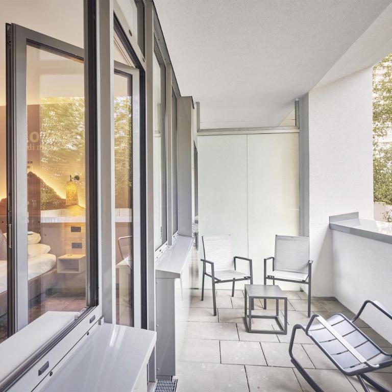 Best Western Hotel Arabellapark Muenchen - Executive Junior Suite mit ebenerdiger Dusche und Balkon - 2