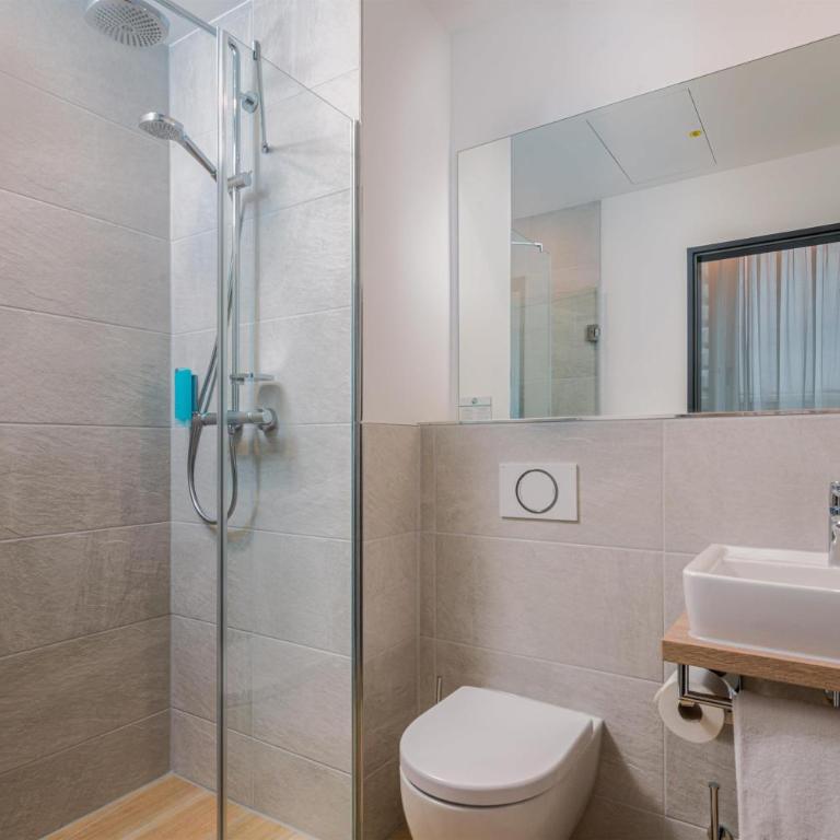 Best Western Hotel Arabellapark Muenchen - Business Doppelzimmer mit ebenerdiger Dusche und Balkon - 3
