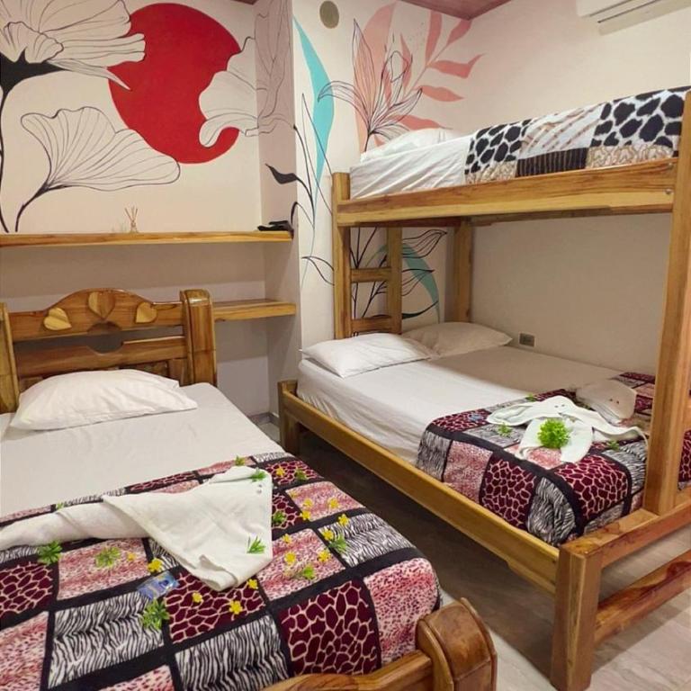 HOSTAL LAS FLORES - Habitación Cuádruple Clásica - 6