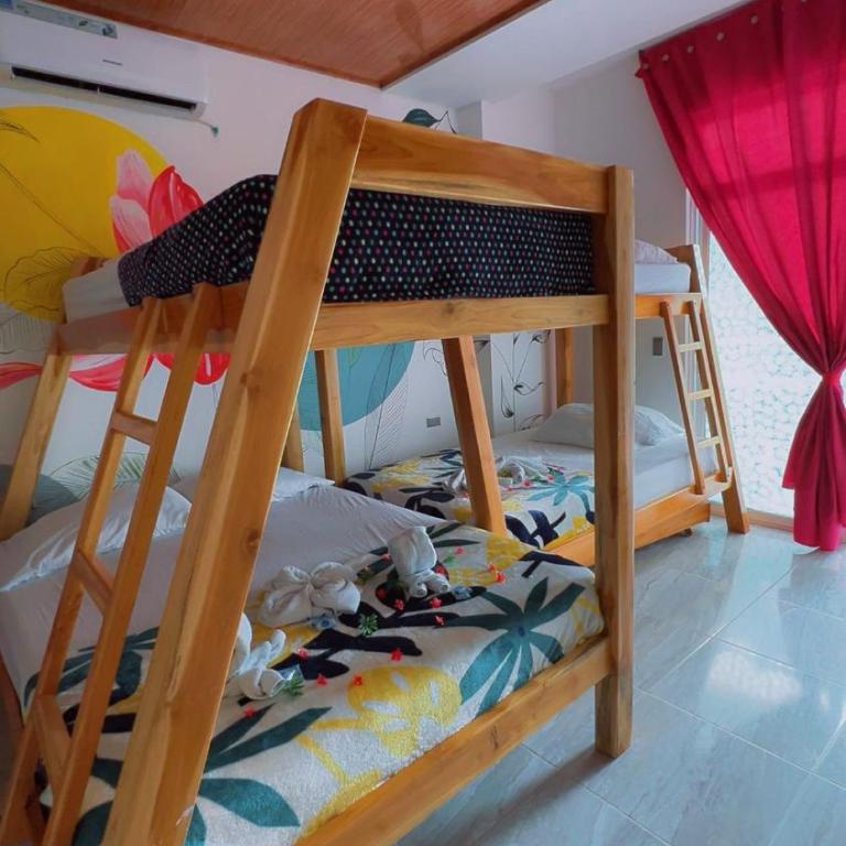 HOSTAL LAS FLORES - Suite Familiar con balcón - 6