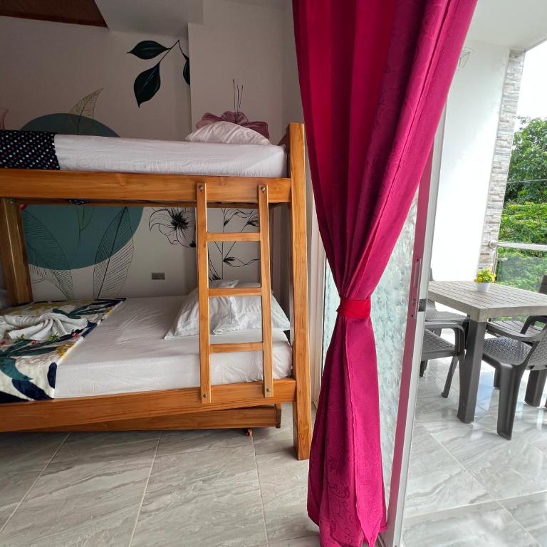 HOSTAL LAS FLORES - Suite Familiar con balcón - 7