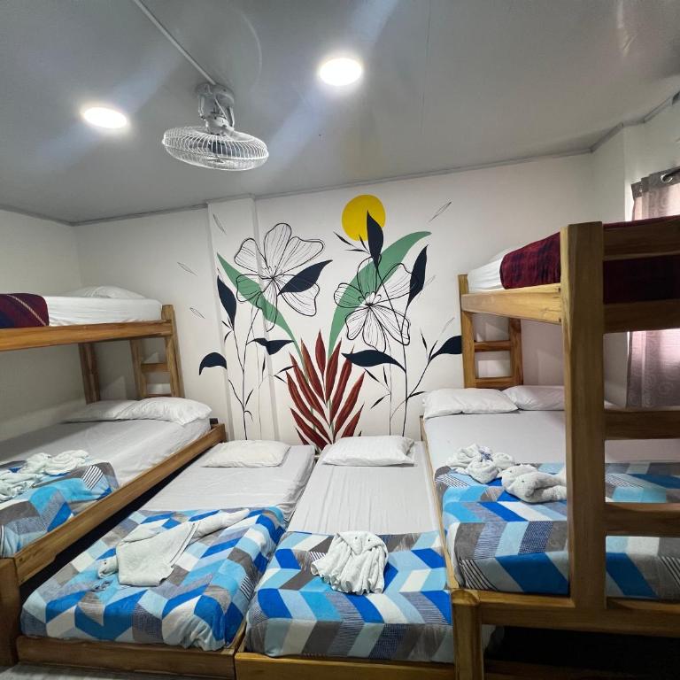 HOSTAL LAS FLORES - Habitación Familiar Estándar - 7