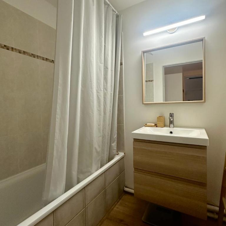 Appartement Calme avec Clim, Balcon et Parking Ovalie - Apartment mit 1 Schlafzimmer - 9