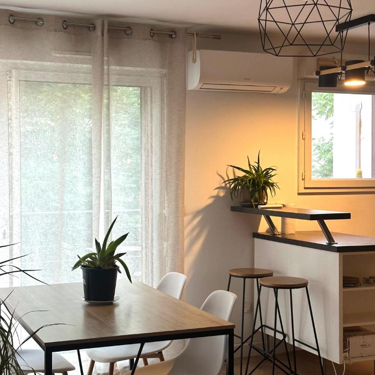Appartement Calme avec Clim, Balcon et Parking Ovalie - Apartment mit 1 Schlafzimmer - 2