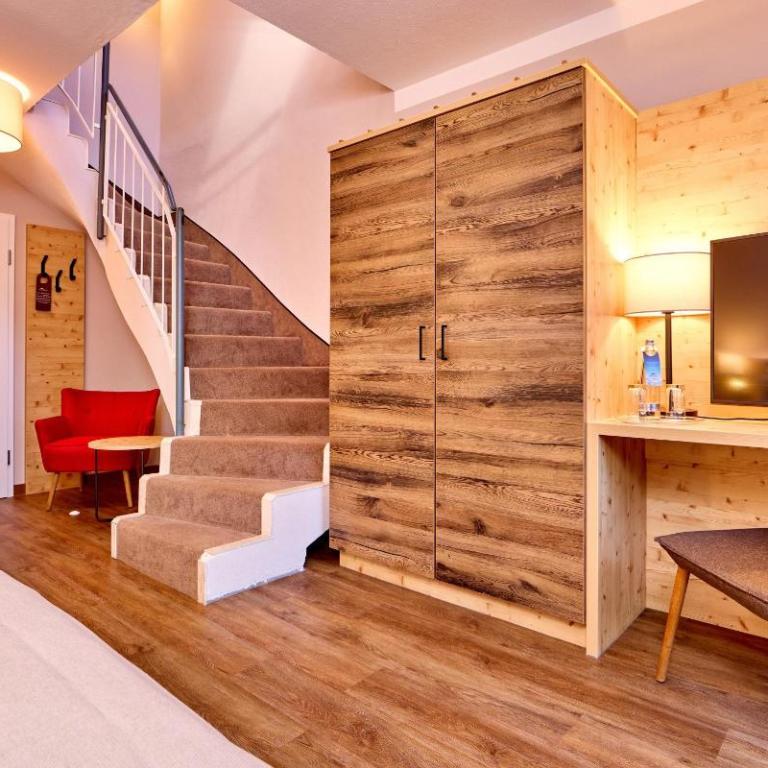 Berghotel Hammersbach, Sure Hotel Collection by Best Western - Apartment mit 1 Doppelbett und 2 Einzelbetten – Balkon/separates Gebäude - 1