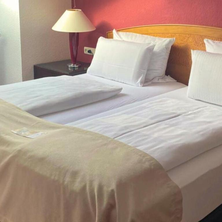 Berghotel Hammersbach, Sure Hotel Collection by Best Western - Suite mit 2 Schlafzimmern und 2 Doppelbetten und 1 Einzelbett – 2 Balkone - 4