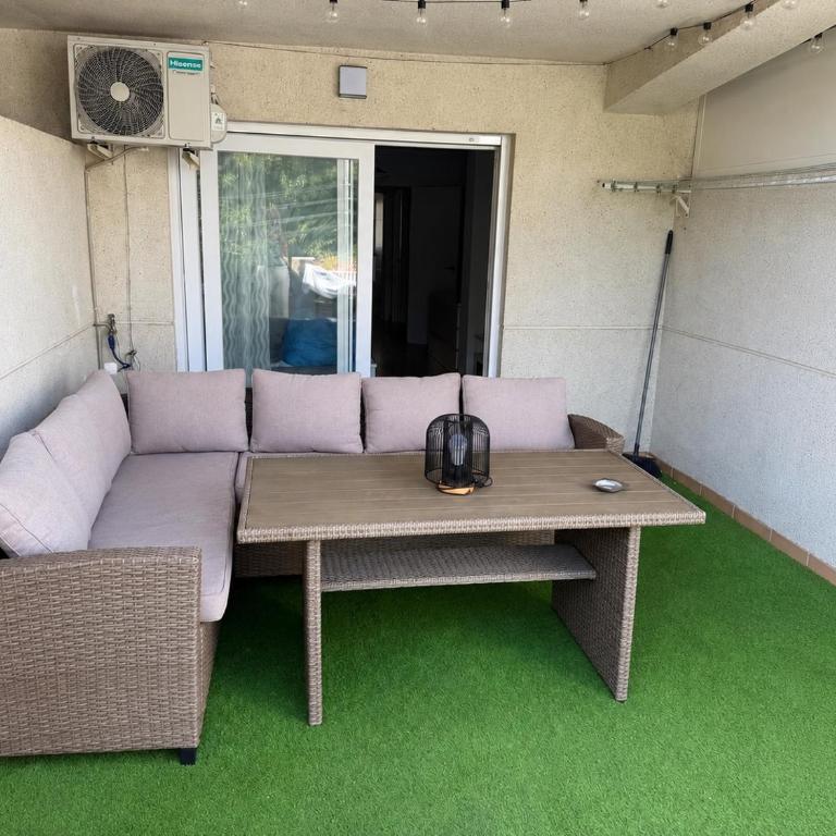 Alhambra Tropical - Terraza Oasis Smart TV y Relax a 7min de la Playa - Apartamento de 2 dormitorios - 2