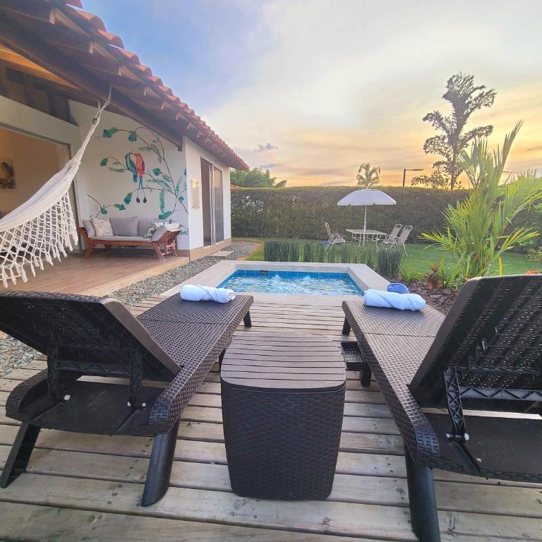 Casa Campestre en zona exclusiva con Jacuzzi, a 10 min del aeropuerto, 20 min parque del café, WiFi, parqueadero privado, vigilancia 24 hrs y amplias zonas sociales - Casa de 2 dormitorios - 4