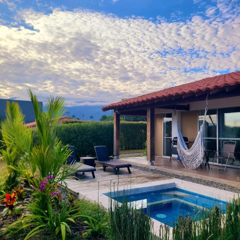 Casa Campestre en zona exclusiva con Jacuzzi, a 10 min del aeropuerto, 20 min parque del café, WiFi, parqueadero privado, vigilancia 24 hrs y amplias zonas sociales - Casa de 2 dormitorios - 19