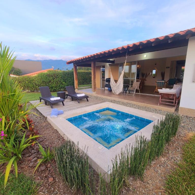 Casa Campestre en zona exclusiva con Jacuzzi, a 10 min del aeropuerto, 20 min parque del café, WiFi, parqueadero privado, vigilancia 24 hrs y amplias zonas sociales - Casa de 2 dormitorios - 27