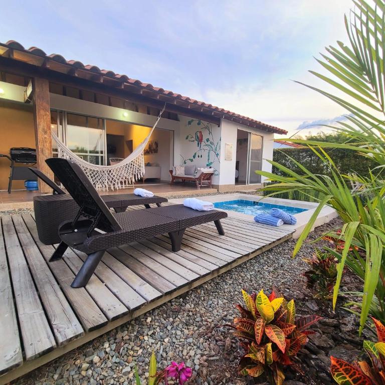 Casa Campestre en zona exclusiva con Jacuzzi, a 10 min del aeropuerto, 20 min parque del café, WiFi, parqueadero privado, vigilancia 24 hrs y amplias zonas sociales - Casa de 2 dormitorios - 100