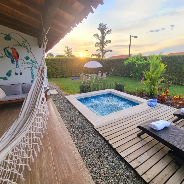 Casa Campestre en zona exclusiva con Jacuzzi, a 10 min del aeropuerto, 20 min parque del café, WiFi, parqueadero privado, vigilancia 24 hrs y amplias zonas sociales - Casa de 2 dormitorios - 95