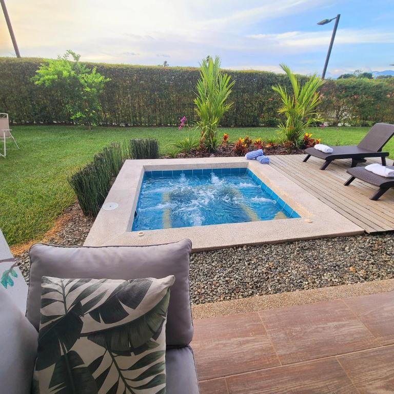 Casa Campestre en zona exclusiva con Jacuzzi, a 10 min del aeropuerto, 20 min parque del café, WiFi, parqueadero privado, vigilancia 24 hrs y amplias zonas sociales - Casa de 2 dormitorios - 20