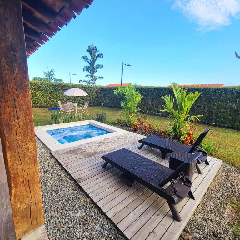 Casa Campestre en zona exclusiva con Jacuzzi, a 10 min del aeropuerto, 20 min parque del café, WiFi, parqueadero privado, vigilancia 24 hrs y amplias zonas sociales - Casa de 2 dormitorios - 23