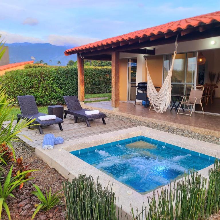 Casa Campestre en zona exclusiva con Jacuzzi, a 10 min del aeropuerto, 20 min parque del café, WiFi, parqueadero privado, vigilancia 24 hrs y amplias zonas sociales - Casa de 2 dormitorios - 13