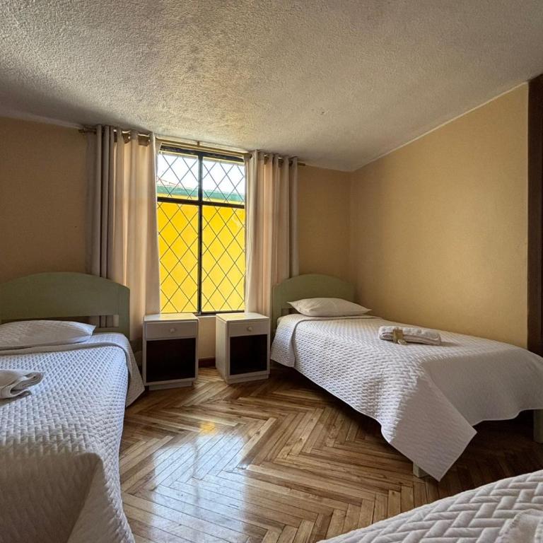 Hostal Barón de Carondelet - Habitación Familiar con baño privado - 2