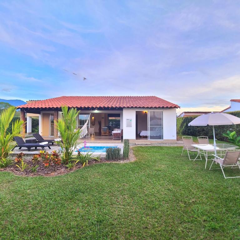 Casa Campestre en zona exclusiva con Jacuzzi, a 10 min del aeropuerto, 20 min parque del café, WiFi, parqueadero privado, vigilancia 24 hrs y amplias zonas sociales - Casa de 2 dormitorios - 39
