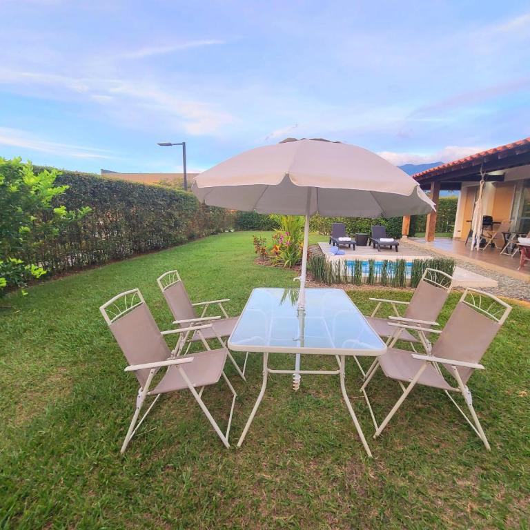 Casa Campestre en zona exclusiva con Jacuzzi, a 10 min del aeropuerto, 20 min parque del café, WiFi, parqueadero privado, vigilancia 24 hrs y amplias zonas sociales - Casa de 2 dormitorios - 17