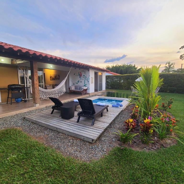 Casa Campestre en zona exclusiva con Jacuzzi, a 10 min del aeropuerto, 20 min parque del café, WiFi, parqueadero privado, vigilancia 24 hrs y amplias zonas sociales - Casa de 2 dormitorios - 97