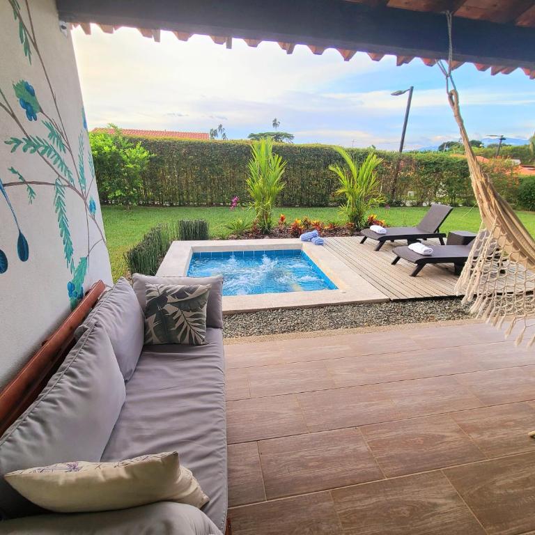 Casa Campestre en zona exclusiva con Jacuzzi, a 10 min del aeropuerto, 20 min parque del café, WiFi, parqueadero privado, vigilancia 24 hrs y amplias zonas sociales - Casa de 2 dormitorios - 98