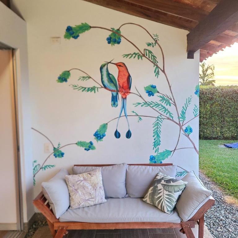 Casa Campestre en zona exclusiva con Jacuzzi, a 10 min del aeropuerto, 20 min parque del café, WiFi, parqueadero privado, vigilancia 24 hrs y amplias zonas sociales - Casa de 2 dormitorios - 99