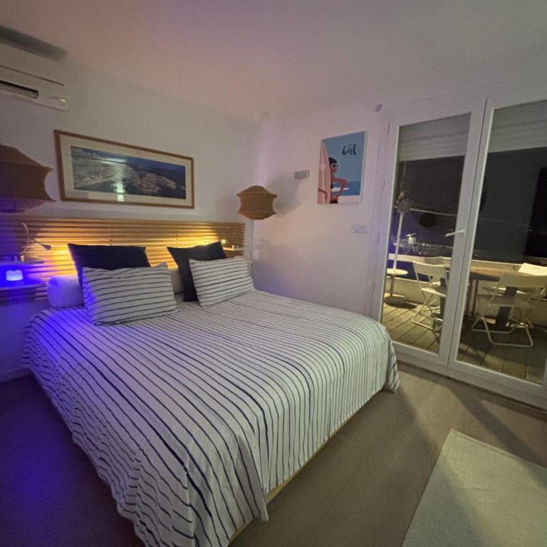LA FLIBUSTE DES GOUDES Maison CLIMATISÉE, 2 chambres, terrasses, grand jardin, Jacuzzi, proche plages, large vue mer - Maison 2 Chambres - 6