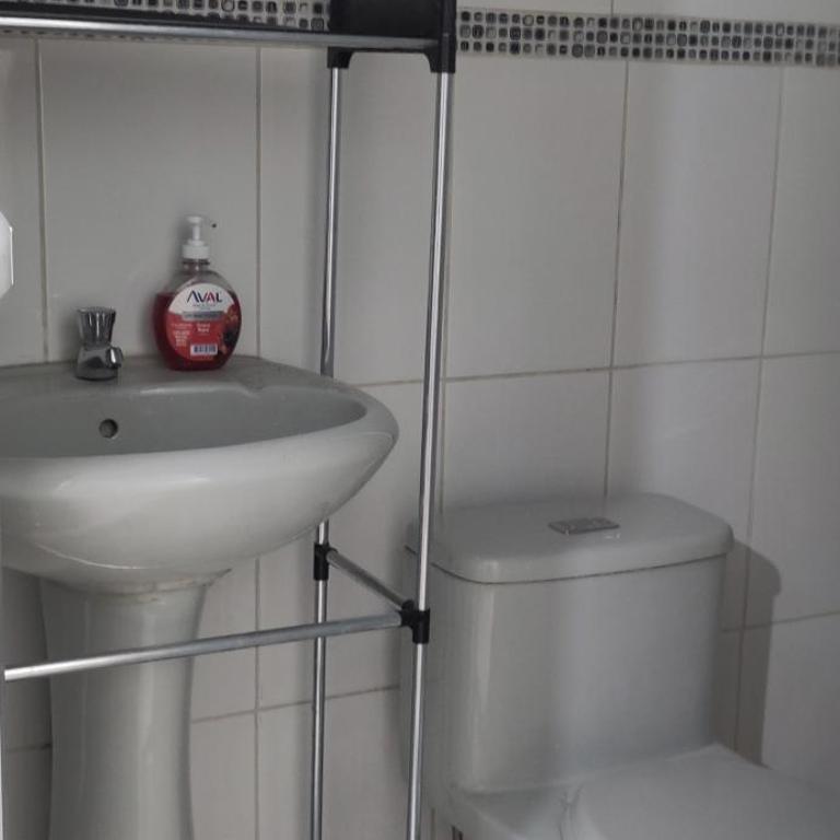 2 Min to Airport Private Room 2C, SelfCheck-in - Single Room with Shared Shower and Toilet - 6