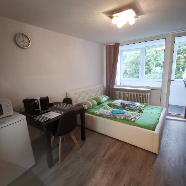 close to citycenter, 5 min metro U1, 50 m bus, - Apartamento de 1 dormitorio - 2
