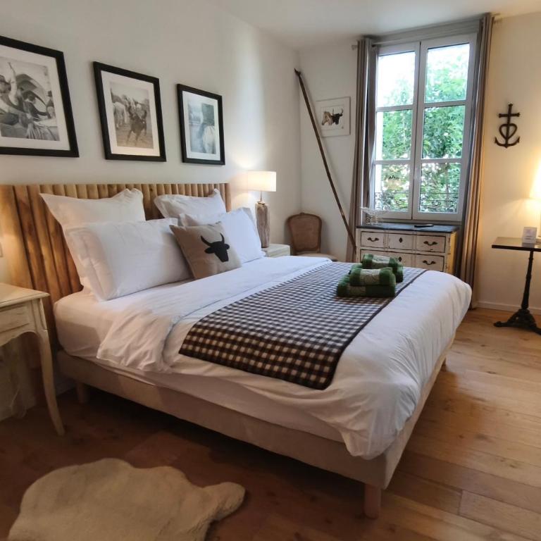 VILLA ADOYA Chambre d'hôtes Aigues-Mortes intra muros au calme climatisation réversible PISCINE WIFI ascenseur PARKING gratuit - Chambre Double - Vue sur Piscine - 12