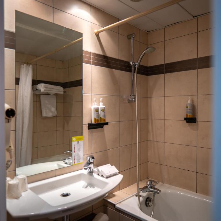 Hôtel Miramont - Chambre Triple – Vue sur Montagne - 1