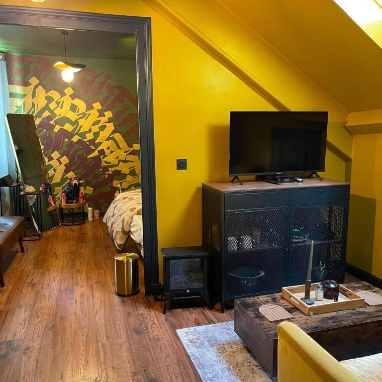 CharmingChambryApartmentCentral,Cozy, and Convenient - Appartement - 4