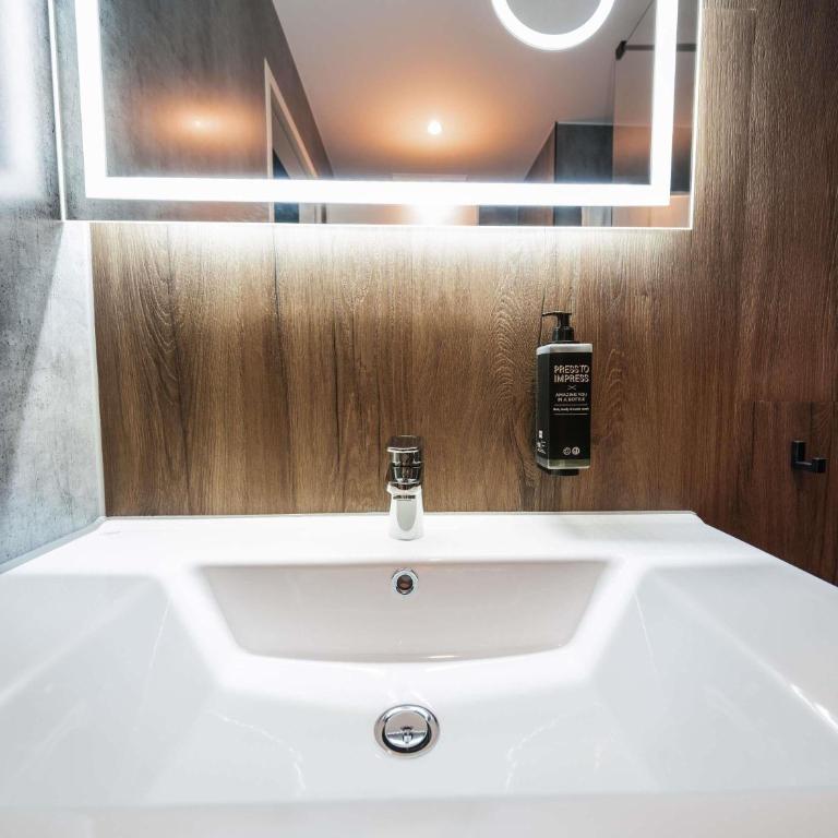 Ibis Styles Linz - Standard Zimmer mit Kingsize-Bett - 8