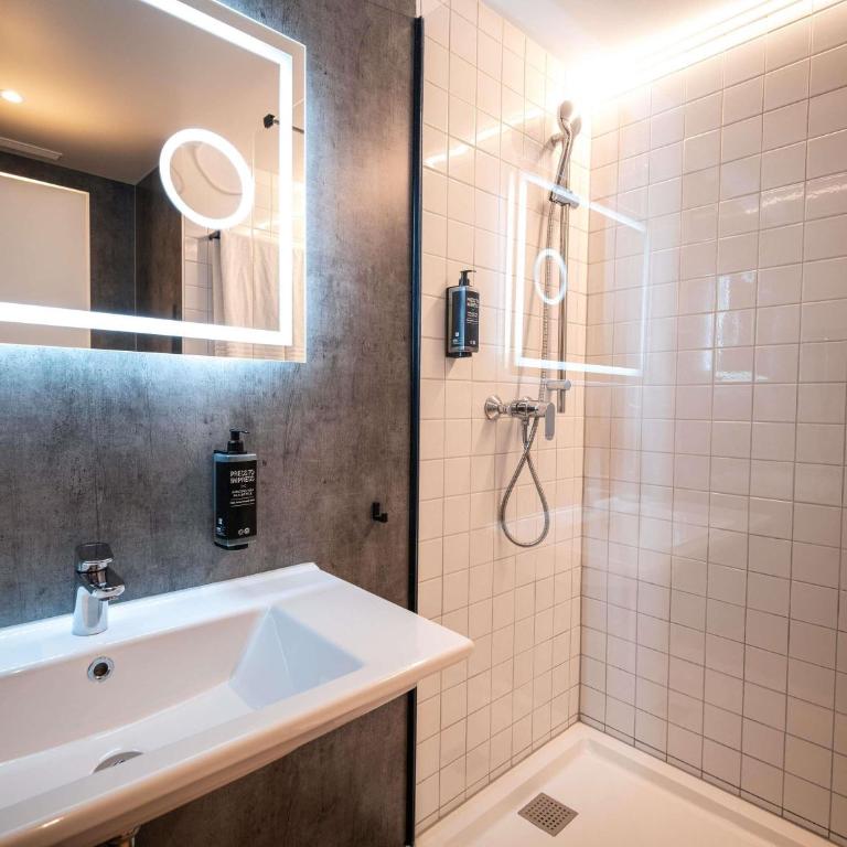 Ibis Styles Linz - Familienzimmer mit Kingsize-Bett und Schlafsofa - 7