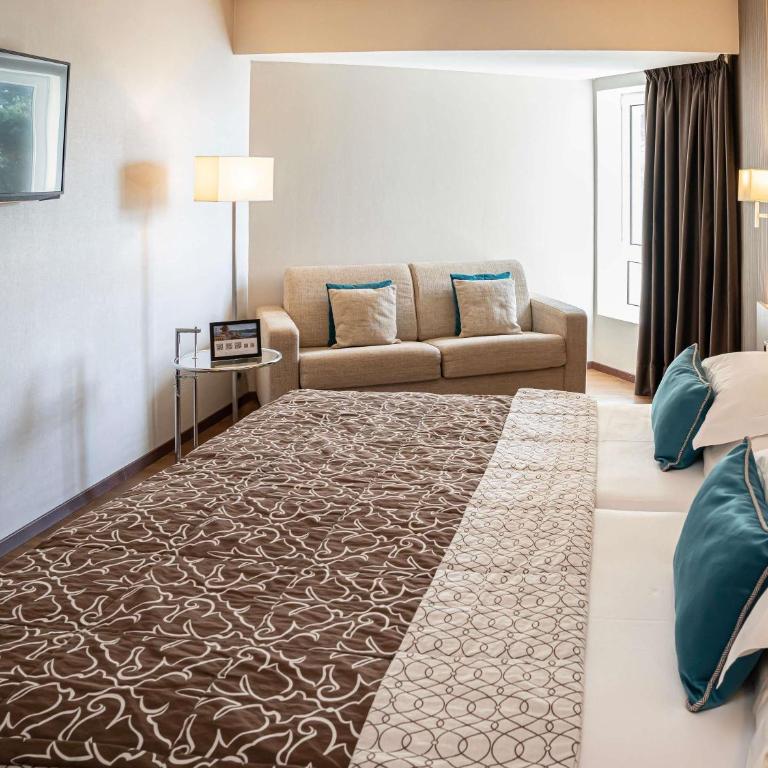Mercure Monte Igueldo - Habitación Doble Estándar con sofá y vistas a la montaña - 2 camas - 3