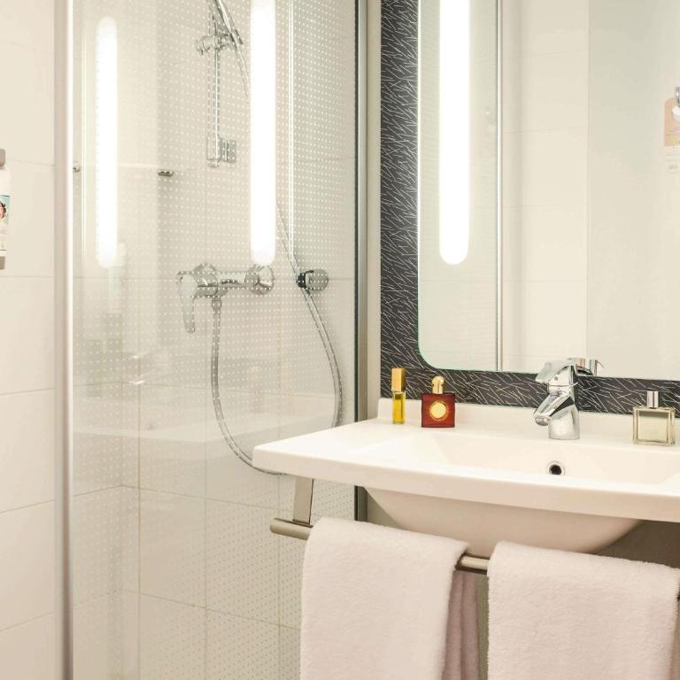 ibis Paris 17 Clichy-Batignolles - Chambre Double Standard avec 1 Lit Double et 1 Lit Simple Lit - Non-Fumeurs - 1