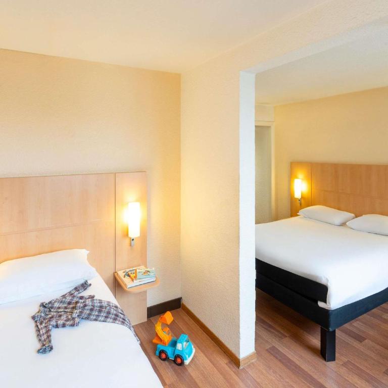 ibis Paris 17 Clichy-Batignolles - Chambre Double Standard avec 1 Lit Double et 1 Lit Simple Lit - Non-Fumeurs - 2
