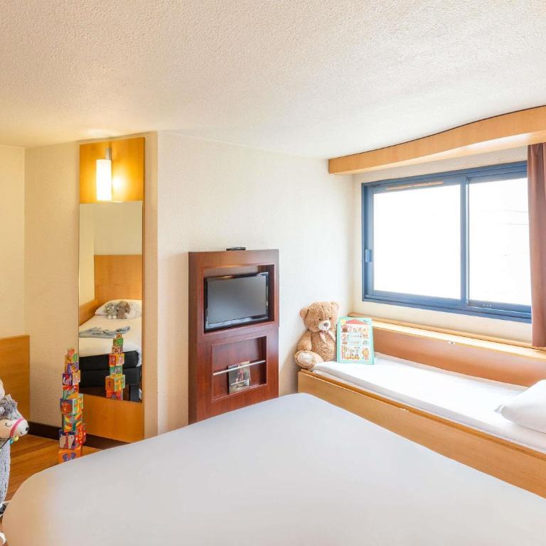 ibis Paris 17 Clichy-Batignolles - Chambre avec 1 Lit Double et 2 Lits Simples - 4